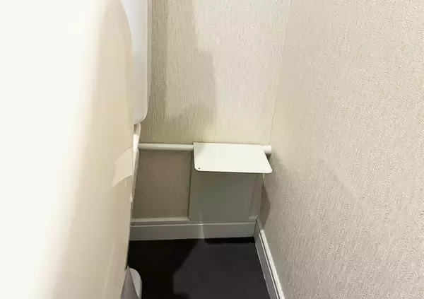 「トイレットペーパーホルダーに『ブックエンド』を設置　簡単な裏ワザに「収納スペースが増えた」」の画像