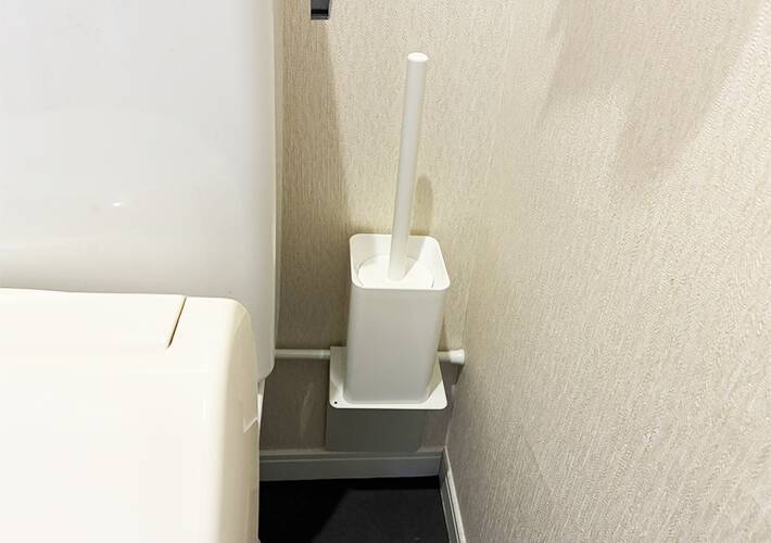 トイレットペーパーホルダーに『ブックエンド』を設置　簡単な裏ワザに「収納スペースが増えた」