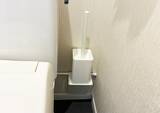 「トイレットペーパーホルダーに『ブックエンド』を設置　簡単な裏ワザに「収納スペースが増えた」」の画像6
