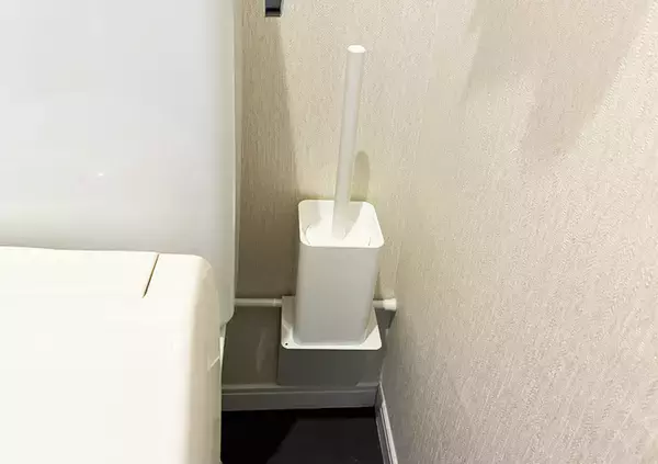 「トイレットペーパーホルダーに『ブックエンド』を設置　簡単な裏ワザに「収納スペースが増えた」」の画像