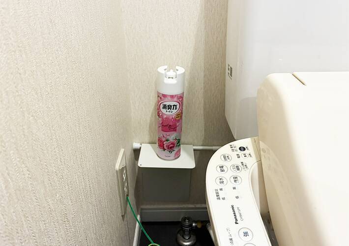 トイレットペーパーホルダーに『ブックエンド』を設置　簡単な裏ワザに「収納スペースが増えた」