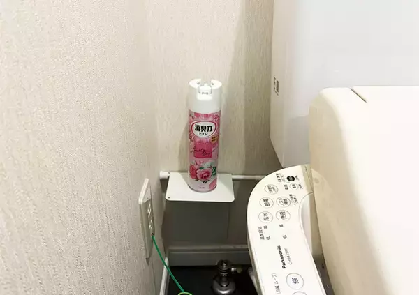 「トイレットペーパーホルダーに『ブックエンド』を設置　簡単な裏ワザに「収納スペースが増えた」」の画像