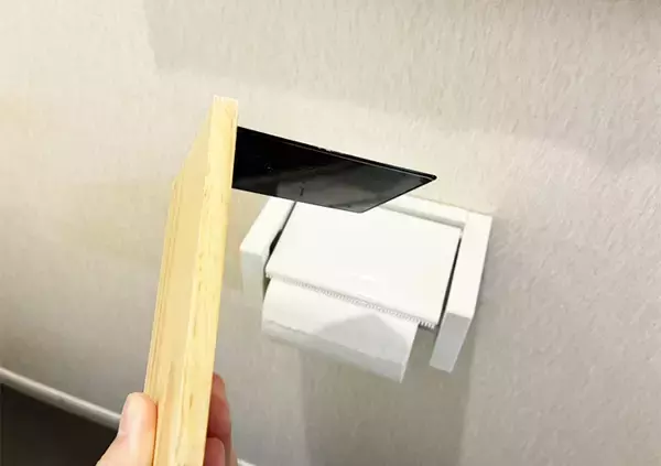 「トイレットペーパーホルダーに『ブックエンド』を設置　簡単な裏ワザに「収納スペースが増えた」」の画像