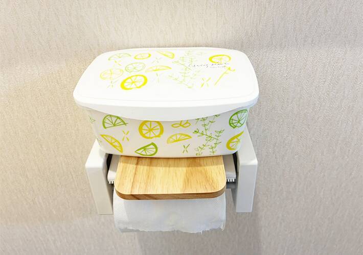 トイレットペーパーホルダーに『ブックエンド』を設置　簡単な裏ワザに「収納スペースが増えた」