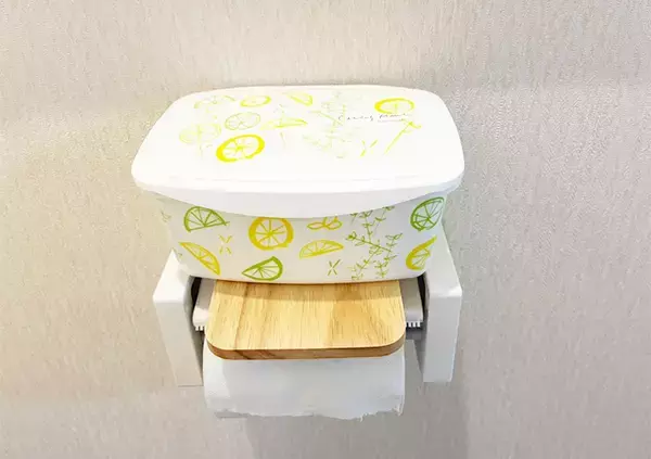 「トイレットペーパーホルダーに『ブックエンド』を設置　簡単な裏ワザに「収納スペースが増えた」」の画像