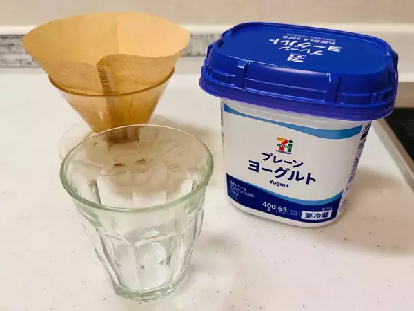 コーヒーフィルターにヨーグルトを入れて完成！　5時間後の姿に「専門店の味がした」「全部これにしたい！」