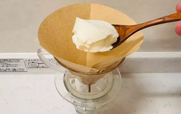 「コーヒーフィルターにヨーグルトを入れて完成！　5時間後の姿に「専門店の味がした」「全部これにしたい！」」の画像