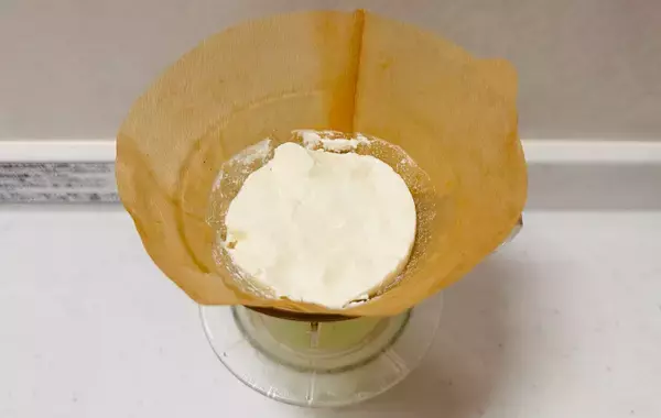 「コーヒーフィルターにヨーグルトを入れて完成！　5時間後の姿に「専門店の味がした」「全部これにしたい！」」の画像