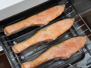 一度冷凍した魚、焼く時は凍ったままで大丈夫？　旨味を逃がさない「焼き方のコツ」
