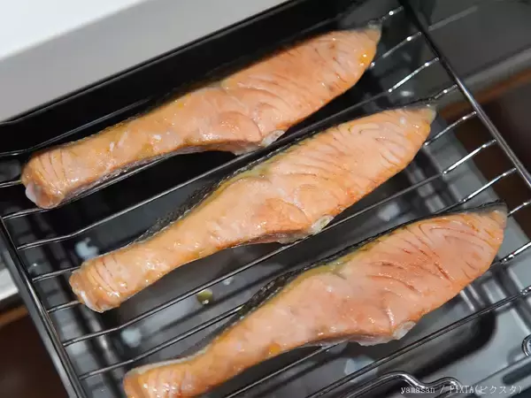 一度冷凍した魚、焼く時は凍ったままで大丈夫？　旨味を逃がさない「焼き方のコツ」