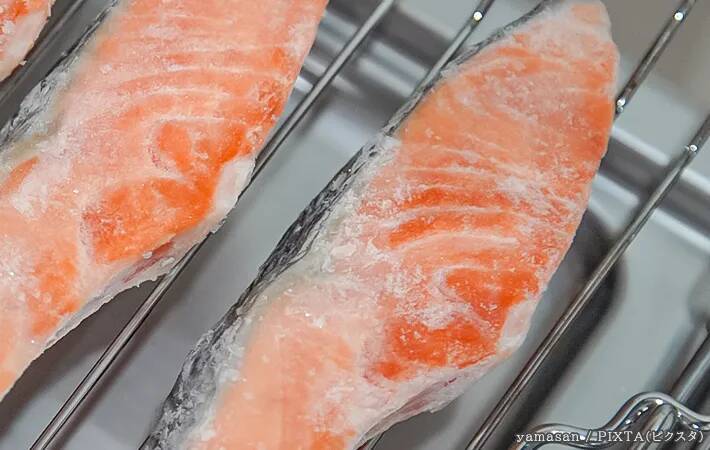 一度冷凍した魚、焼く時は凍ったままで大丈夫？　旨味を逃がさない「焼き方のコツ」