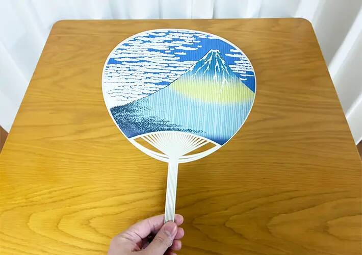 『ハッカ油』をうちわにひと吹きすると？　快適さがアップする、汗ばむ夏場のリフレッシュ術