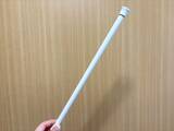 「ハンガーパイプにつっぱり棒を『クロス』させると？　クローゼットをより広く使う裏ワザが、こちら」の画像1