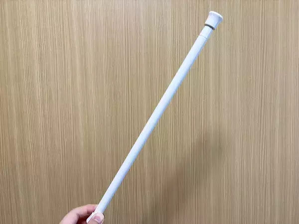 「ハンガーパイプにつっぱり棒を『クロス』させると？　クローゼットをより広く使う裏ワザが、こちら」の画像