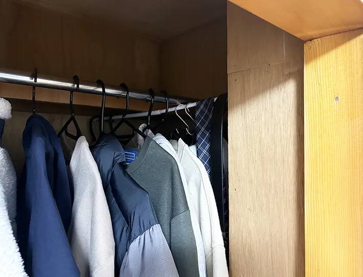 ハンガーパイプにつっぱり棒を『クロス』させると？　クローゼットをより広く使う裏ワザが、こちら