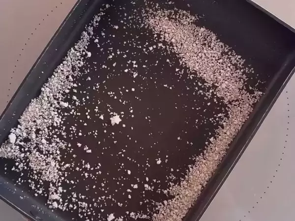 フライパンに『塩』をまいて焼くと…　結果に「絶対やる」「知らなかった」