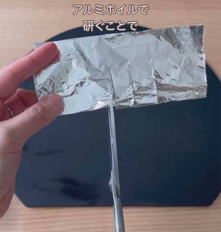 フライパンに『塩』をまいて焼くと…　結果に「絶対やる」「知らなかった」