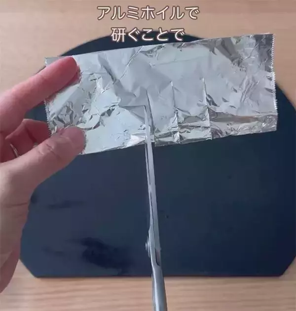 「フライパンに『塩』をまいて焼くと…　結果に「絶対やる」「知らなかった」」の画像