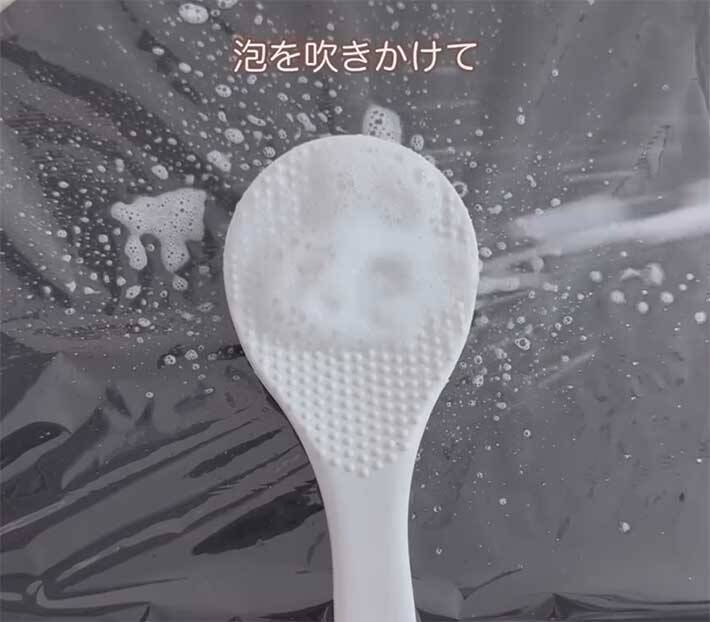 フライパンに『塩』をまいて焼くと…　結果に「絶対やる」「知らなかった」