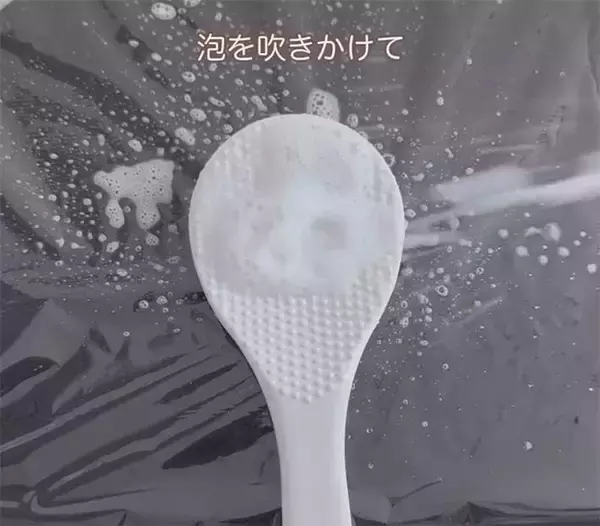 「フライパンに『塩』をまいて焼くと…　結果に「絶対やる」「知らなかった」」の画像