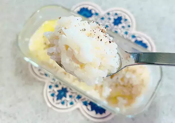 「耐熱容器にごはんを入れて？　5分後にできた簡単リゾットに「満足感がすごい！」」」の画像