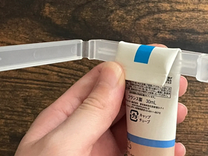毎朝ブンブンと振ってたの、時間の無駄だった…！　ダイソーの便利グッズで出にくい『チューブ』を完全攻略