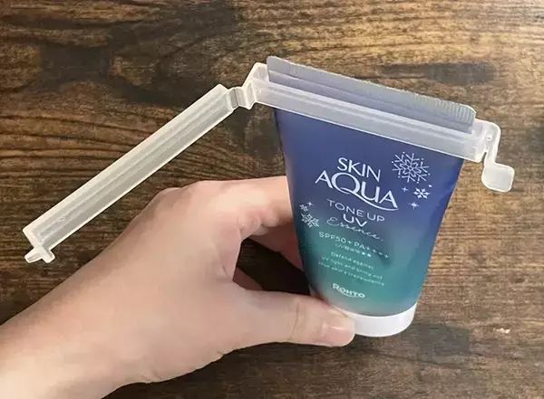 「毎朝ブンブンと振ってたの、時間の無駄だった…！　ダイソーの便利グッズで出にくい『チューブ』を完全攻略」の画像