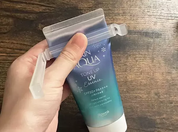 「毎朝ブンブンと振ってたの、時間の無駄だった…！　ダイソーの便利グッズで出にくい『チューブ』を完全攻略」の画像