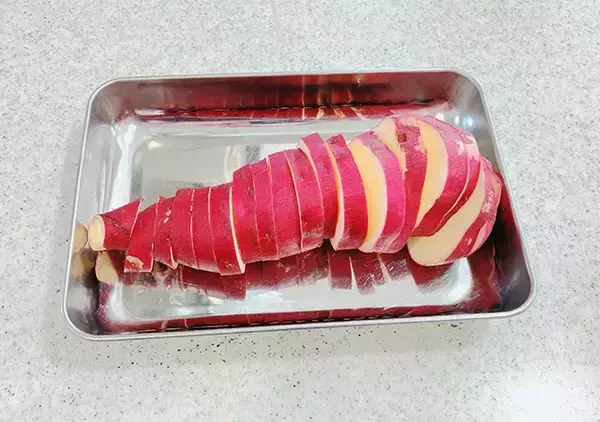 「砂糖もみりんも使いません！　フライパンで簡単『さつまいも紅茶煮』」の画像