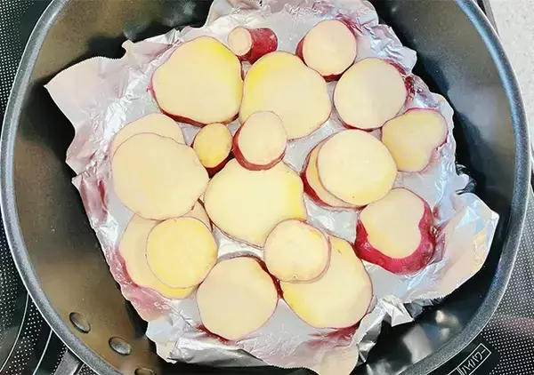 「砂糖もみりんも使いません！　フライパンで簡単『さつまいも紅茶煮』」の画像