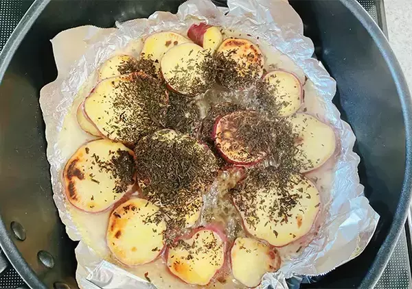 「砂糖もみりんも使いません！　フライパンで簡単『さつまいも紅茶煮』」の画像