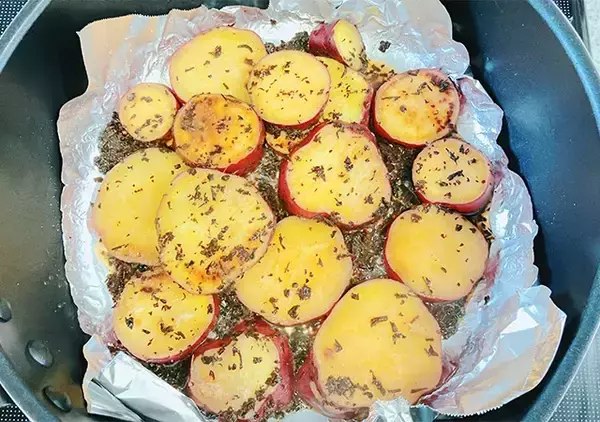 「砂糖もみりんも使いません！　フライパンで簡単『さつまいも紅茶煮』」の画像