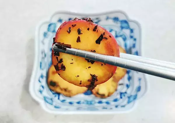 「砂糖もみりんも使いません！　フライパンで簡単『さつまいも紅茶煮』」の画像