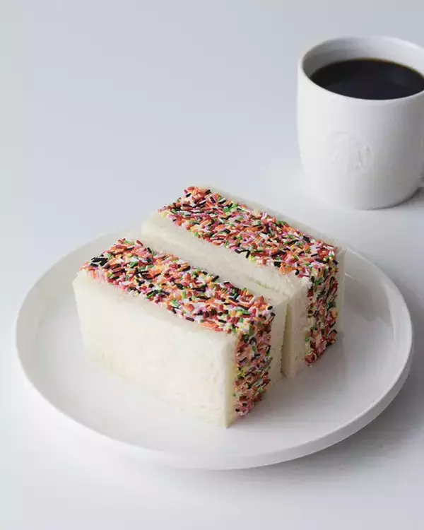 「女性が作ったサンドイッチ　10万『いいね』の中身に「なんてこった…」「平成世代にはこれ！」」の画像