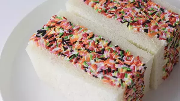 「女性が作ったサンドイッチ　10万『いいね』の中身に「なんてこった…」「平成世代にはこれ！」」の画像