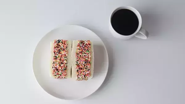 「女性が作ったサンドイッチ　10万『いいね』の中身に「なんてこった…」「平成世代にはこれ！」」の画像