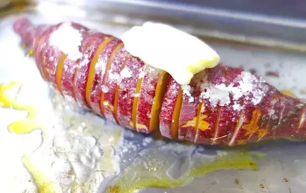 「サツマイモ1本あればいい！　材料3つだけ『サツマイモのハッセルバック』の作り方」の画像