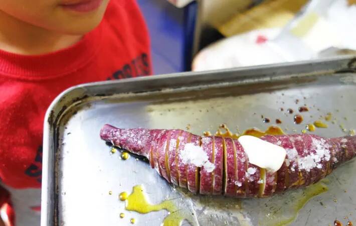 サツマイモ1本あればいい！　材料3つだけ『サツマイモのハッセルバック』の作り方