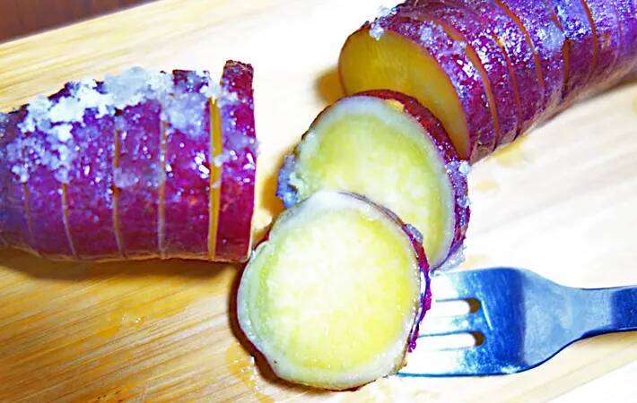 サツマイモ1本あればいい！　材料3つだけ『サツマイモのハッセルバック』の作り方