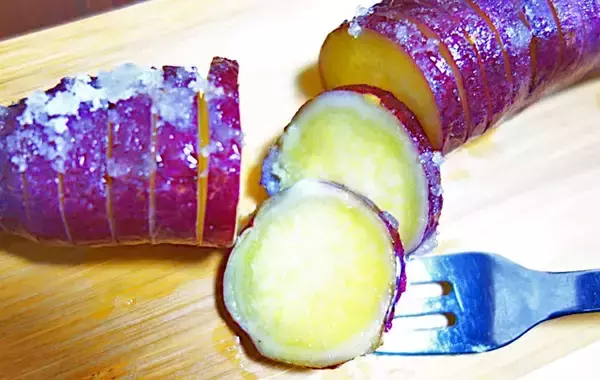 「サツマイモ1本あればいい！　材料3つだけ『サツマイモのハッセルバック』の作り方」の画像