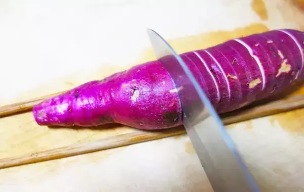 「サツマイモ1本あればいい！　材料3つだけ『サツマイモのハッセルバック』の作り方」の画像