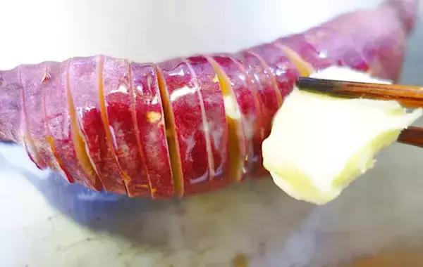 「サツマイモ1本あればいい！　材料3つだけ『サツマイモのハッセルバック』の作り方」の画像