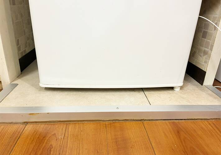 余ったクリアファイルに排水口ネットを装着！　冷蔵庫下に差し込むと…「ホコリがごっそり！」