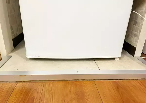 「余ったクリアファイルに排水口ネットを装着！　冷蔵庫下に差し込むと…「ホコリがごっそり！」」の画像