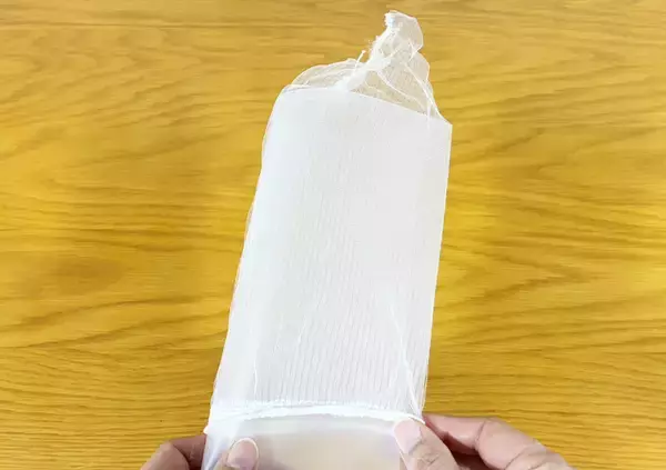 「余ったクリアファイルに排水口ネットを装着！　冷蔵庫下に差し込むと…「ホコリがごっそり！」」の画像