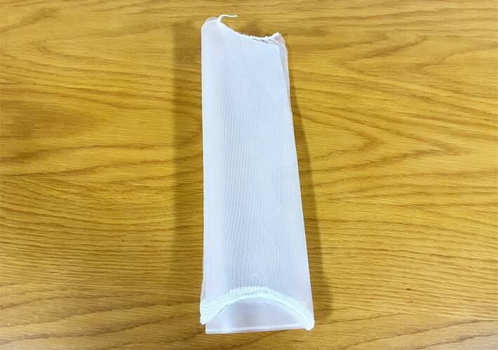 余ったクリアファイルに排水口ネットを装着！　冷蔵庫下に差し込むと…「ホコリがごっそり！」