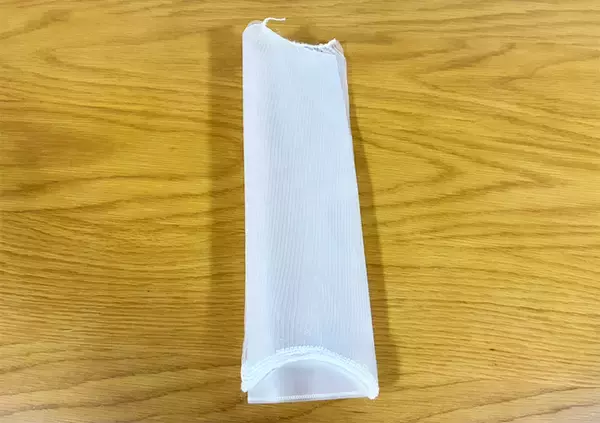 「余ったクリアファイルに排水口ネットを装着！　冷蔵庫下に差し込むと…「ホコリがごっそり！」」の画像