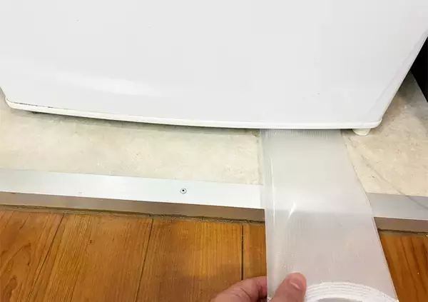 「余ったクリアファイルに排水口ネットを装着！　冷蔵庫下に差し込むと…「ホコリがごっそり！」」の画像