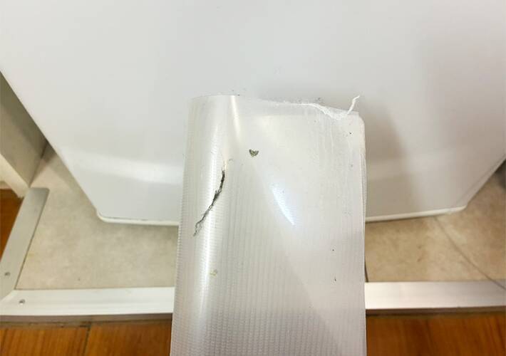余ったクリアファイルに排水口ネットを装着！　冷蔵庫下に差し込むと…「ホコリがごっそり！」