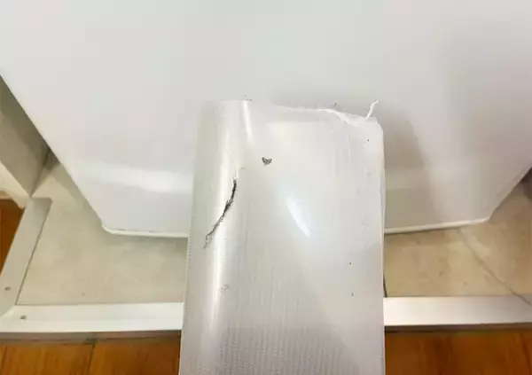 「余ったクリアファイルに排水口ネットを装着！　冷蔵庫下に差し込むと…「ホコリがごっそり！」」の画像